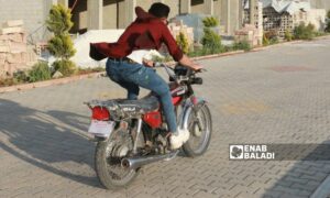 شاب يقود الدراجة النارية مع حركات استعراض في ريف حلب الشمالي - 28 من نيسان 2023 (عنب بلدي/ ديان جنباز)
