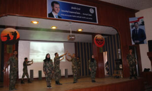عرض مسرحي نظمته جامعة الفرات في الحسكة دعمًا لجيش النظام السوري- 2 آب 2022 (جامعة الفرات/ فيس بوك)