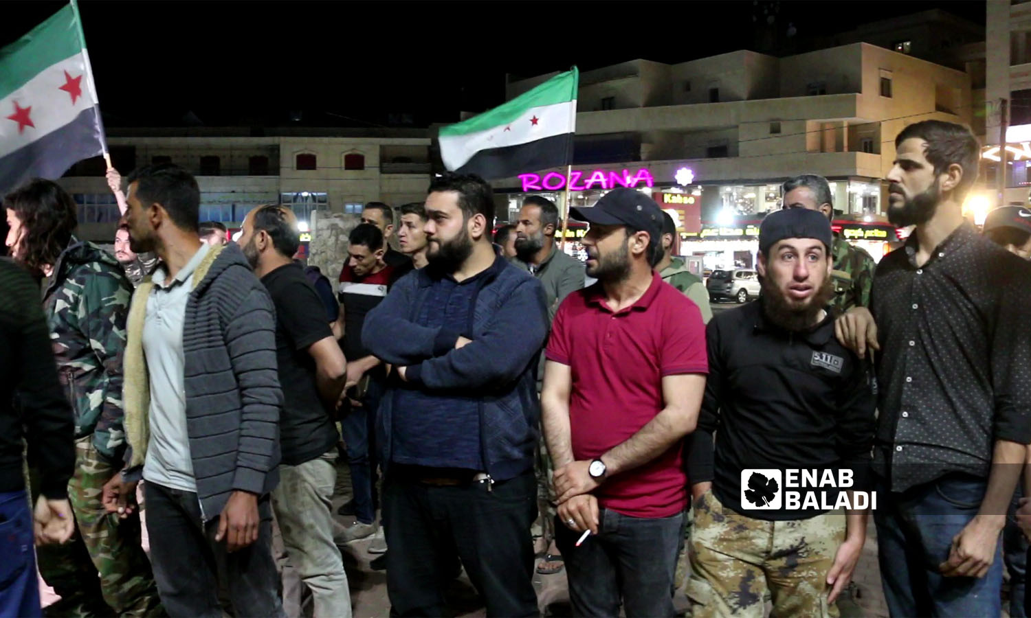 مدنيون وعناصر من الشرطة العسكرية يقفون أمام مستشفى أعزاز الوطني للمطالبة بعدم الإفراج عن جثة الشاب باسل جاكيش- 29 من أيار 2023 (عنب بلدي)