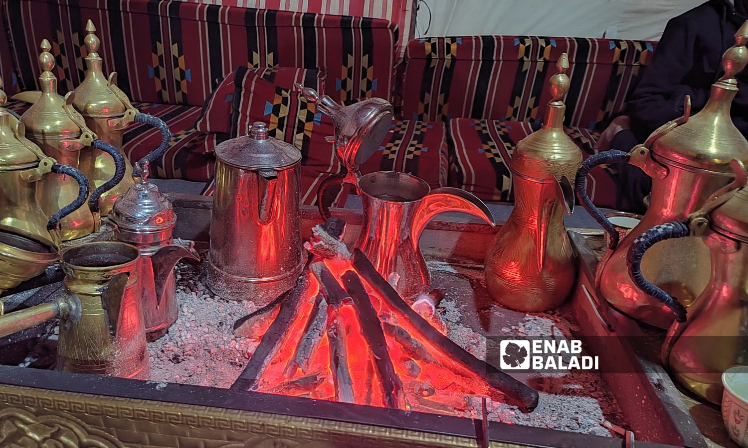 دلال نحاسية فيها قهوة عربية مرّة داخل خيمة في مخيم "النصر" في منطقة حربنوش شمالي إدلب- 25 من أيار 2023 (عنب بلدي/ عبد الكريم الثلجي)