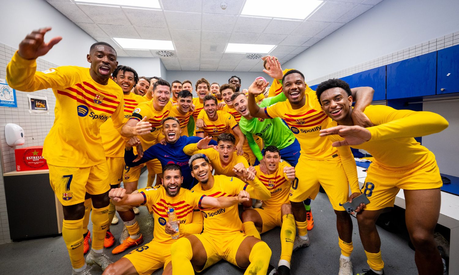 لاعبو برشلونة يحتفلون بالفوز على إسبانيول في الدوري الإسباني وحسم بطولة الدوري- 15 من أيار 2023 (FCB)