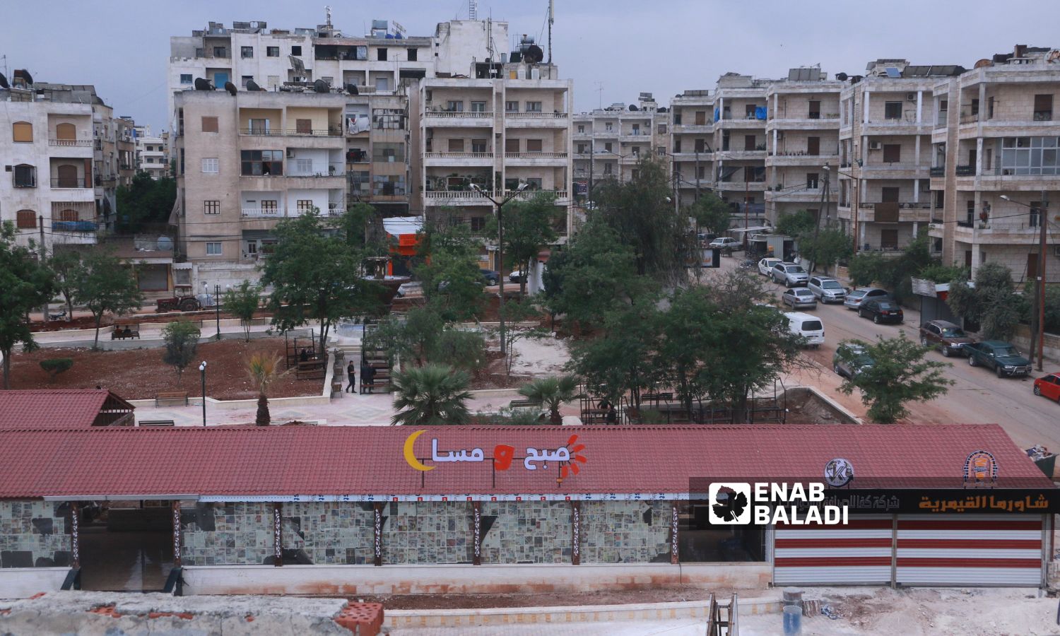 أكشاك ومحال تجارية في "الحديقة المثلثة" في حي الضبيط بمدينة إدلب- 5 من أيار 2023 (عنب بلدي)