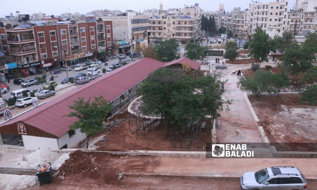 أكشاك ومحال تجارية في "الحديقة المثلثة" في حي الضبيط بمدينة إدلب- 5 من أيار 2023 (عنب بلدي)