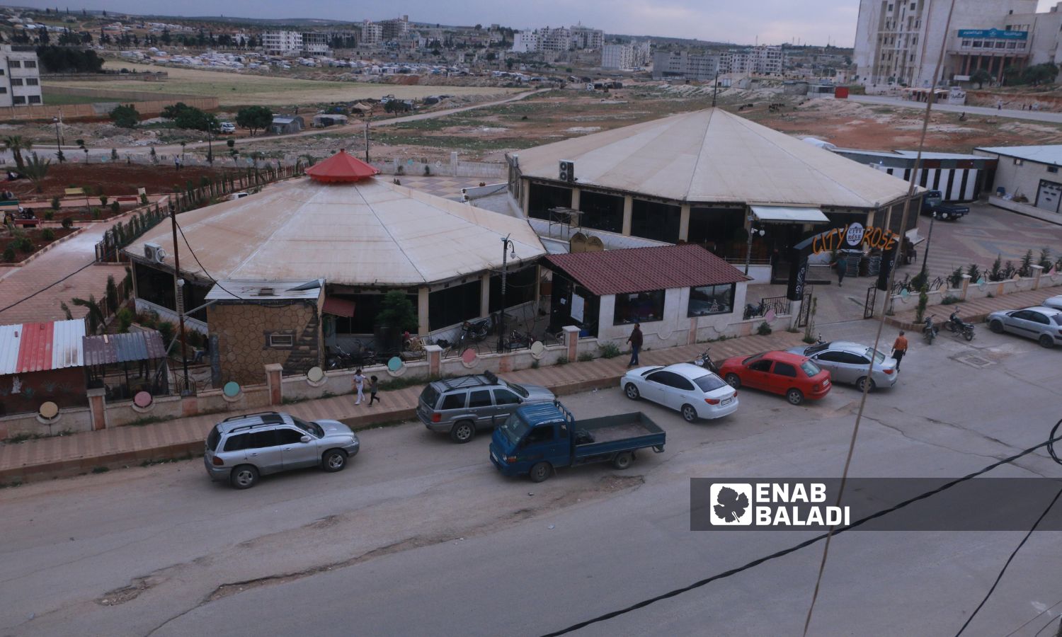 مطعم في حديقة "السيتي روز" في الطرف الشمالي الغربي من مدينة إدلب- 5 من أيار 2023 (عنب بلدي)