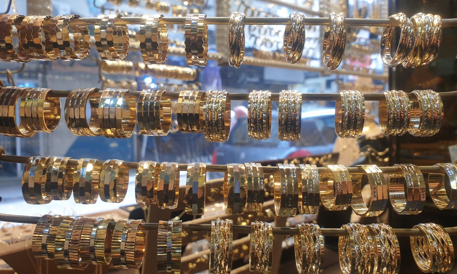 أساور من الذهب في محل لبيع المجوهرات باللاذقية في سوريا (Ebraheem jouni jewelry/ فيس بوك)