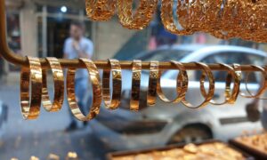 أساور من الذهب في محل لبيع المجوهرات في اللاذقية بسوريا (Ebraheem jouni jewelry/ فيس بوك)