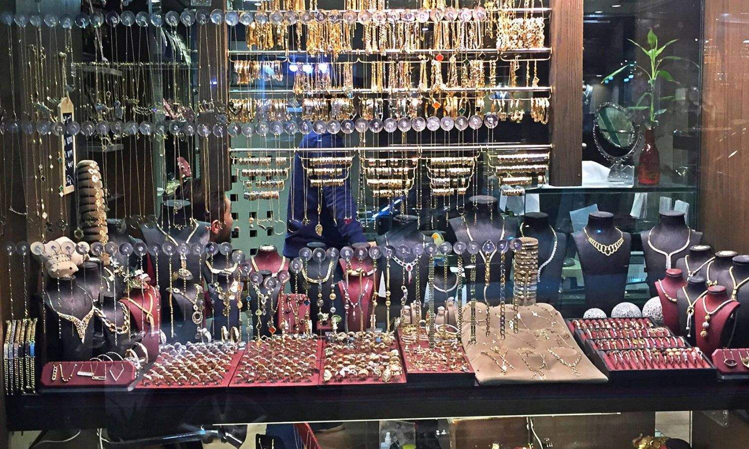 واجهة محل لبيع المجوهرات في سوق بمدينة اللاذقية شمال غربي سوريا- 4 من كانون الأول 2018 (مجوهرات قمر/ فيس بوك)