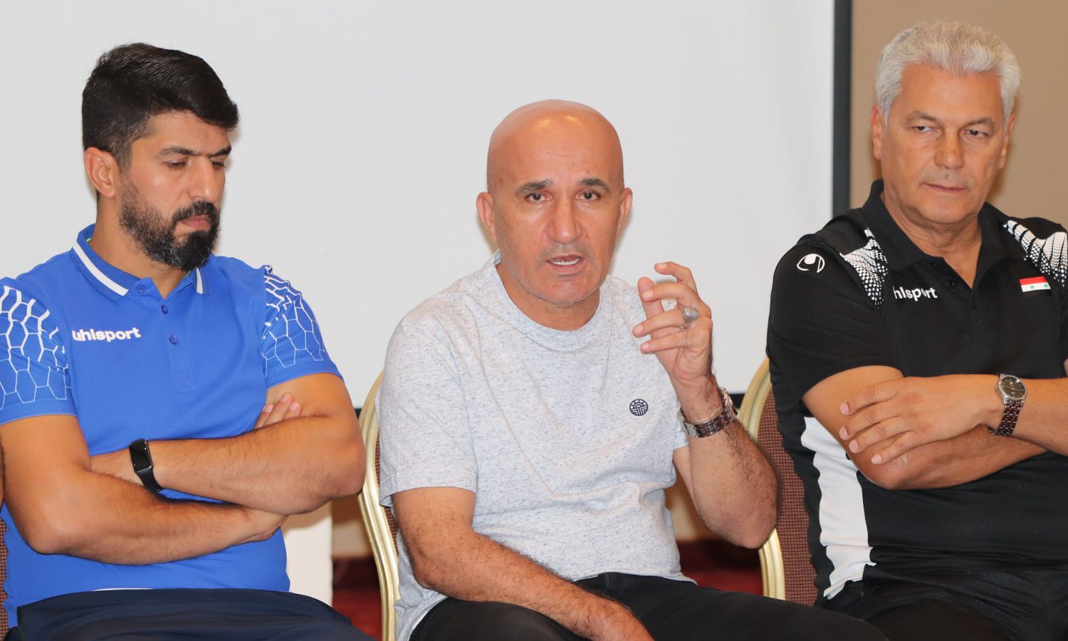 رئيس اتحاد كرة القدم السابق في سوريا حاتم الغائب يتوسط إداريين في مقر إقامة المنتخب الأولمبي في العاصمة الأردنية عمّان- 4 من أيلول 2021 (SFA)