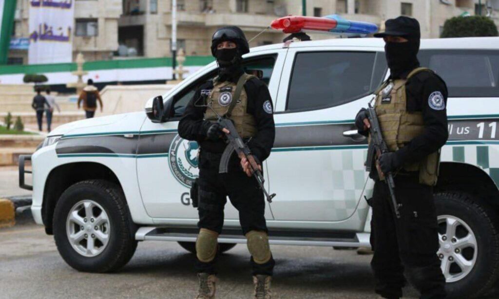 عنصران في "جهاز الأمن العام" في أحد الشوارع بمدينة إدلب- 15 من آذار 2023 (الأمن العام)