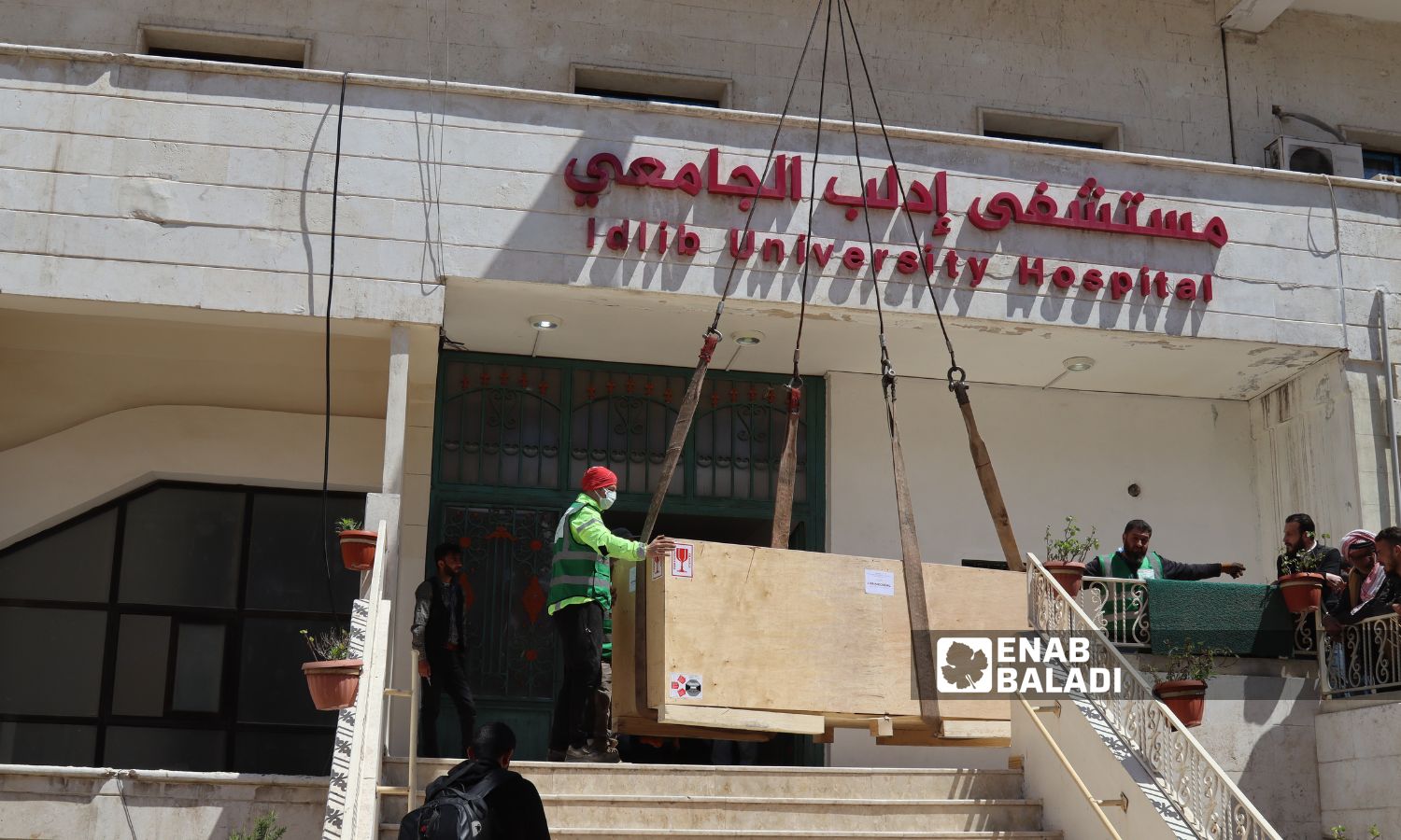 جهاز طبقي محوري يصل إلى مستشفى "إدلب الجامعي" شمالي سوريا- 2 من أيار 2023 (عنب بلدي/ أنس الخولي)