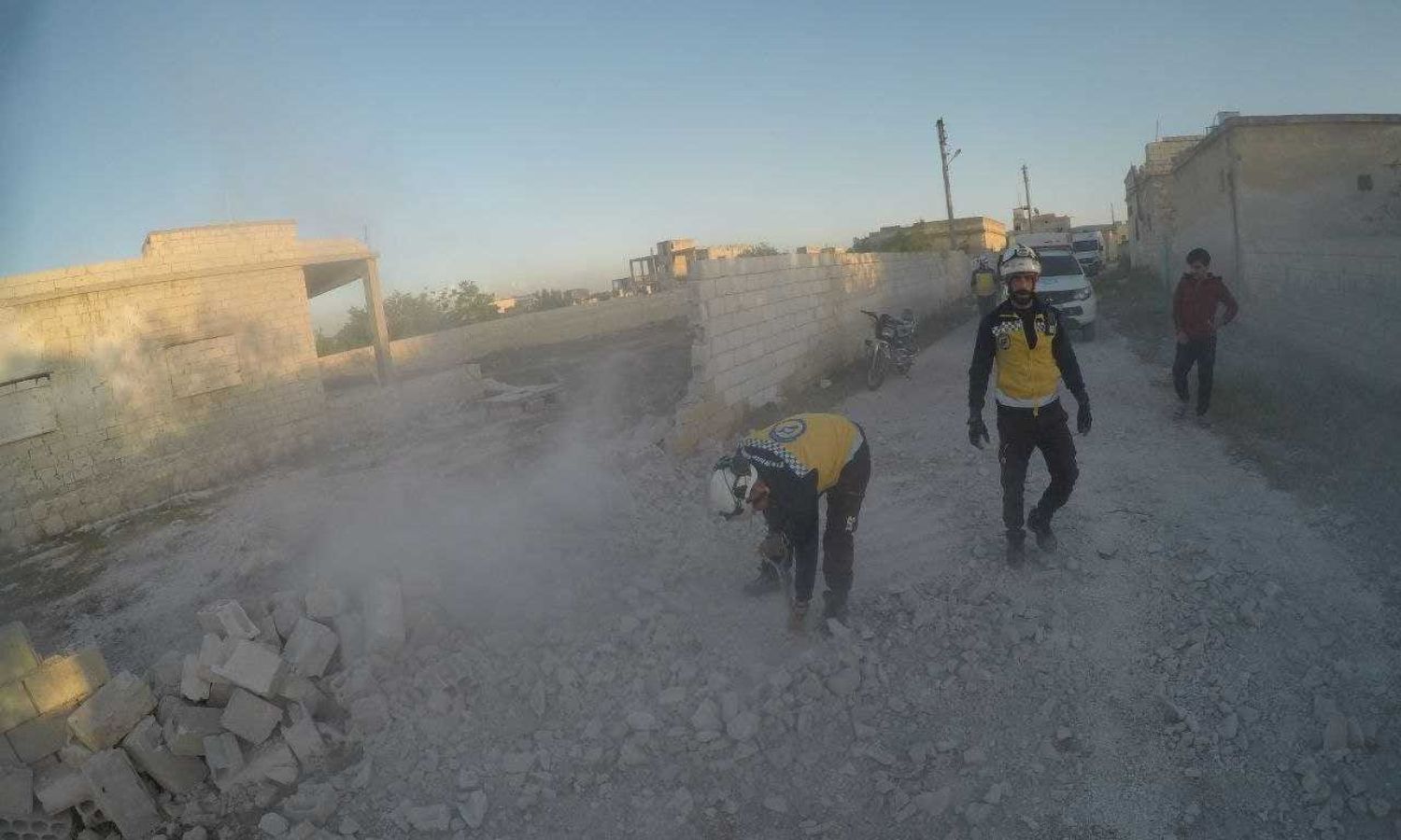 متطوعو "الدفاع المدني السوري" يتفقدون مكانًا تعرض لقصف مدفعي من قوات النظام جنوبي إدلب- 18 من نيسان 2023 (الدفاع المدني/ فيس بوك)