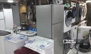 ثلاجات داخل محل لبيع الأدوات الكهربائية في مدينة إدلب- 12 من أيار 2023 (عنب بلدي/ أنس الخولي)

