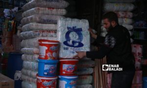 أكياس الحفاظات المعبأة في ورشات ضمن محل للبيع بالجملة في إدلب- 21 من أيار 2023 (عنب بلدي)