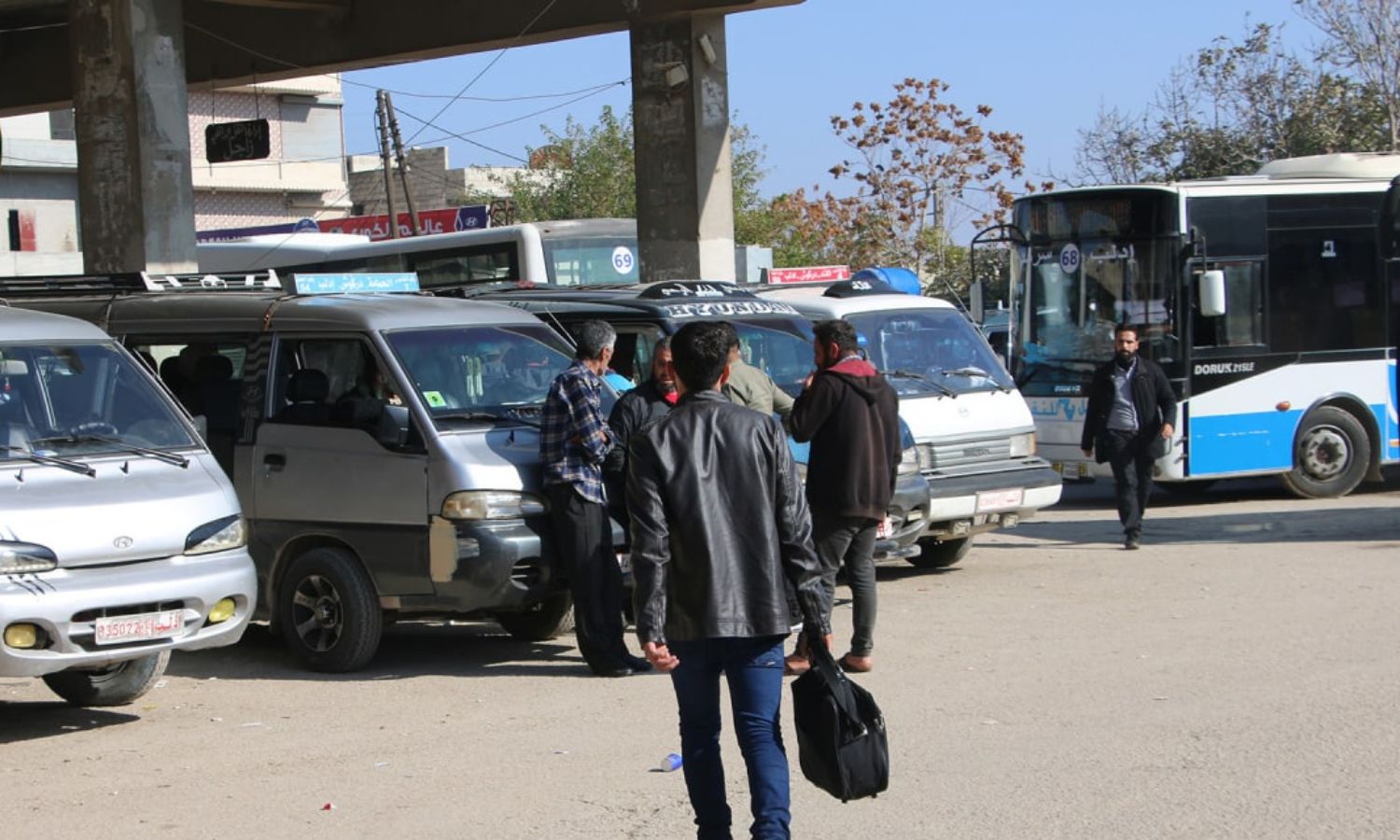 أشخاص قرب حافلات في "الكراج المركزي" بمدينة إدلب شمال غربي سوريا- 21 من تشرين الثاني 2022 (المؤسسة العامة للنقل)