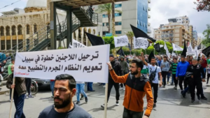 أعضاء في حزب التحرير يحتجون ضد العنصرية التي تستهدف اللاجئين السوريين في لبنان- 28 من نيسان 2023 (AFP)
