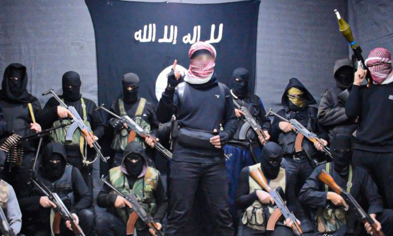 مقاتلو تنظيم "الدولة الإسلامية" يبايعون الزعيم الجديد "أبو الحسين القرشي" في سوريا- تشرين الثاني 2022 (معرف التنظيم تلجرام)