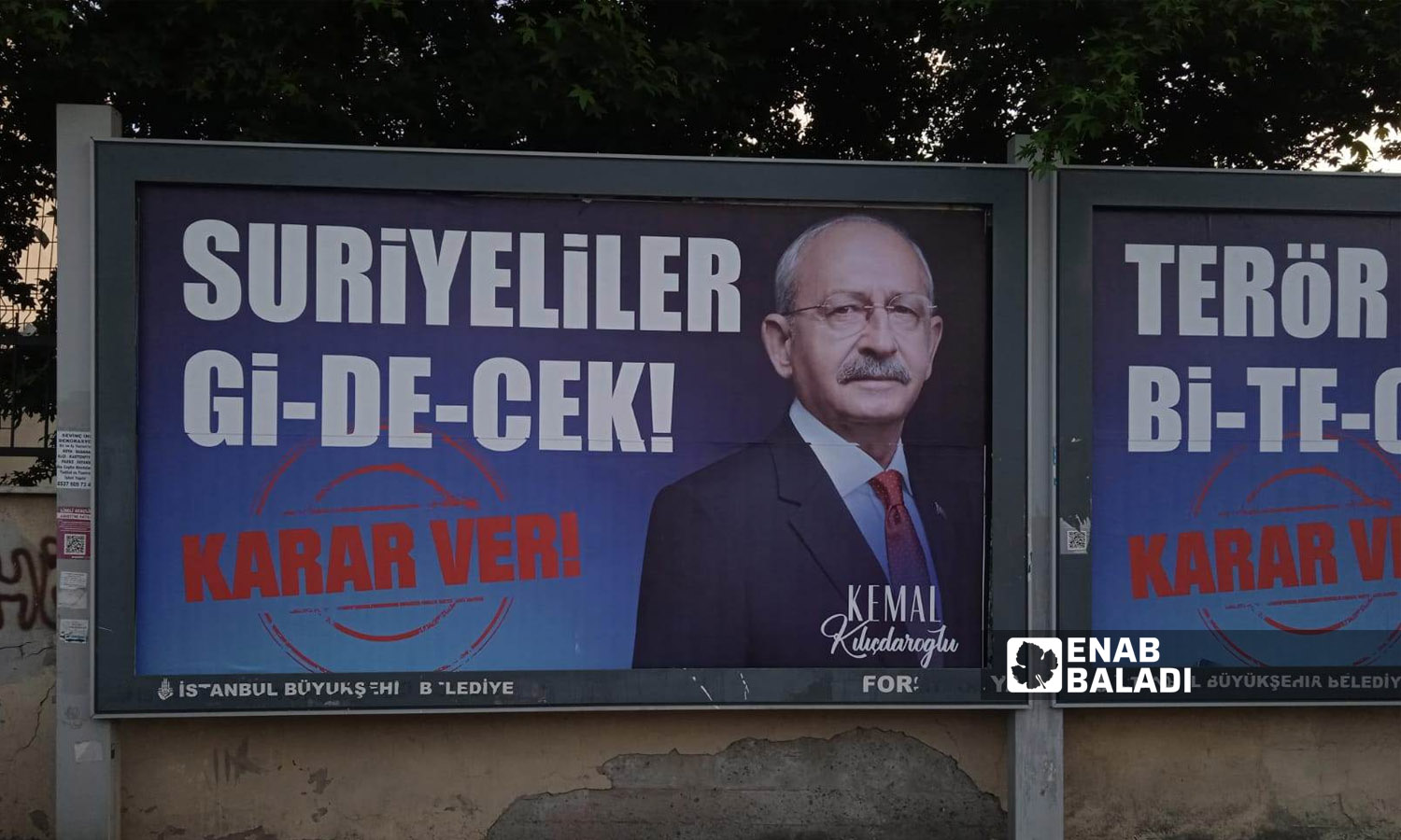 لافتة علّقت في اسطنبول تحمل وعدًا بترحيل السوريين في حال فازت المعارضة بالانتخابات - 23 أيار 2023 (عنب بلدي)