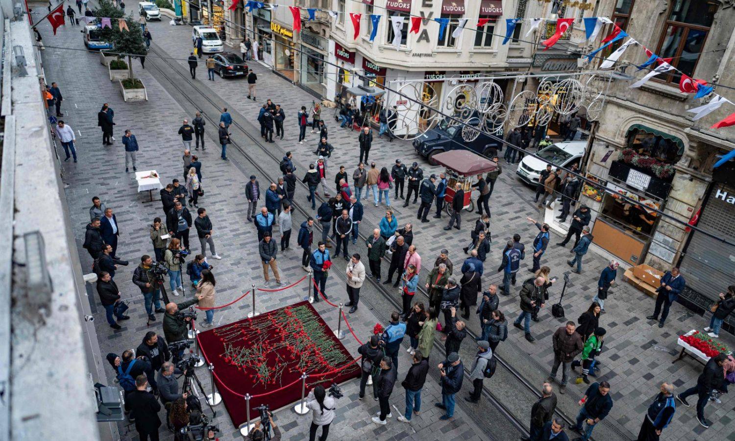 أشخاص ينعون ضحايا تفجير في شارع "الاستقلال" في منطقة تقسيم بمدينة إسطنبول- 13 من تشرين الثاني 2022 (AFP)