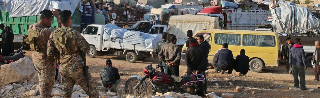 لاجئون سوريون يستعدون لمغادرة مخيمهم في لبنان باتجاه سوريا- 26 تشرين الأول 2022 (فرانس برس)
