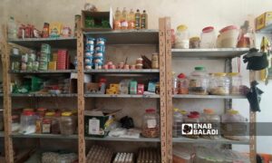 مواد غذائية في أحد المحال بمدينة سرمين شرقي إدلب شمالي سوريا- 25 من أيار 2023 (عنب بلدي/ شمس الدين مطعون)