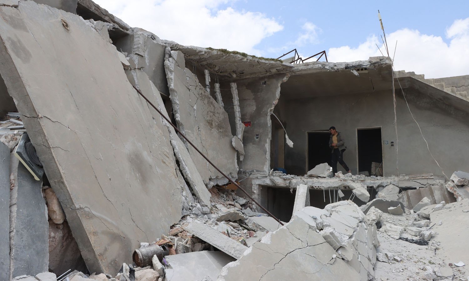 دمار خلّفه قصف روسي جوي لمنزل جنوبي محافظة إدلب- 30 أيار 2023 (الدفاع المدني السوري)