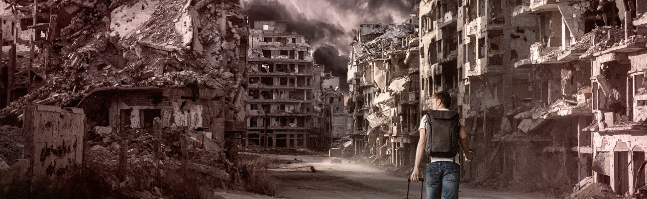 رجل يمشي في شارع مدمر داخل سوريا (تعديل عنب بلدي)