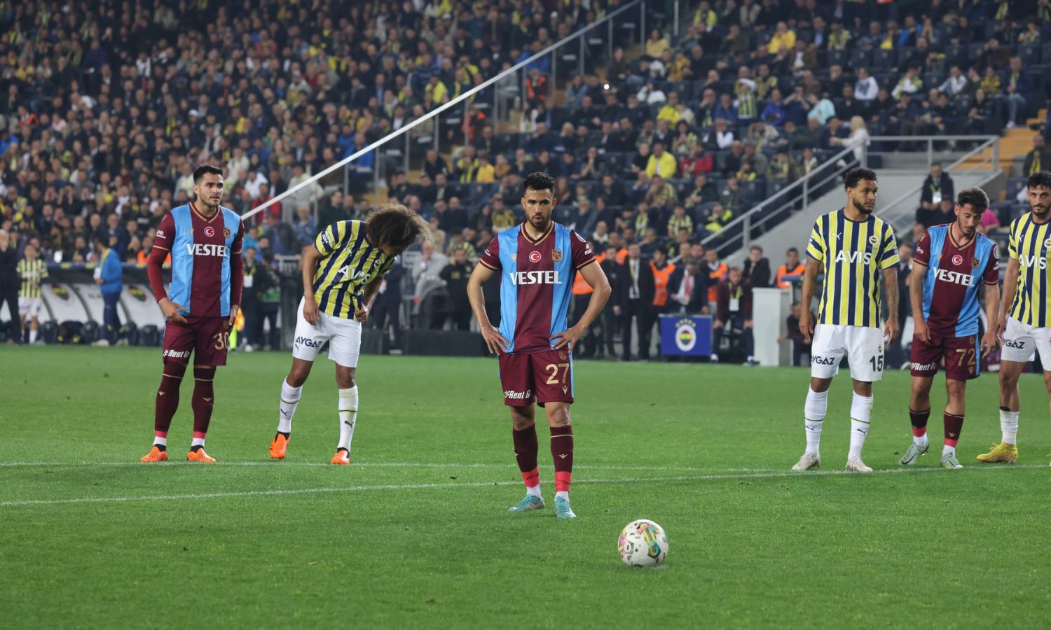 المصري محمود حسن "تريزيجيه" لاعب طرابزون سبور التركي خلال تنفيذه ركلة ترجيحية على نادي فنربهشة في الدوري التركي لكرة القدم- 18 من أيار 2023 (Trabzon spor)