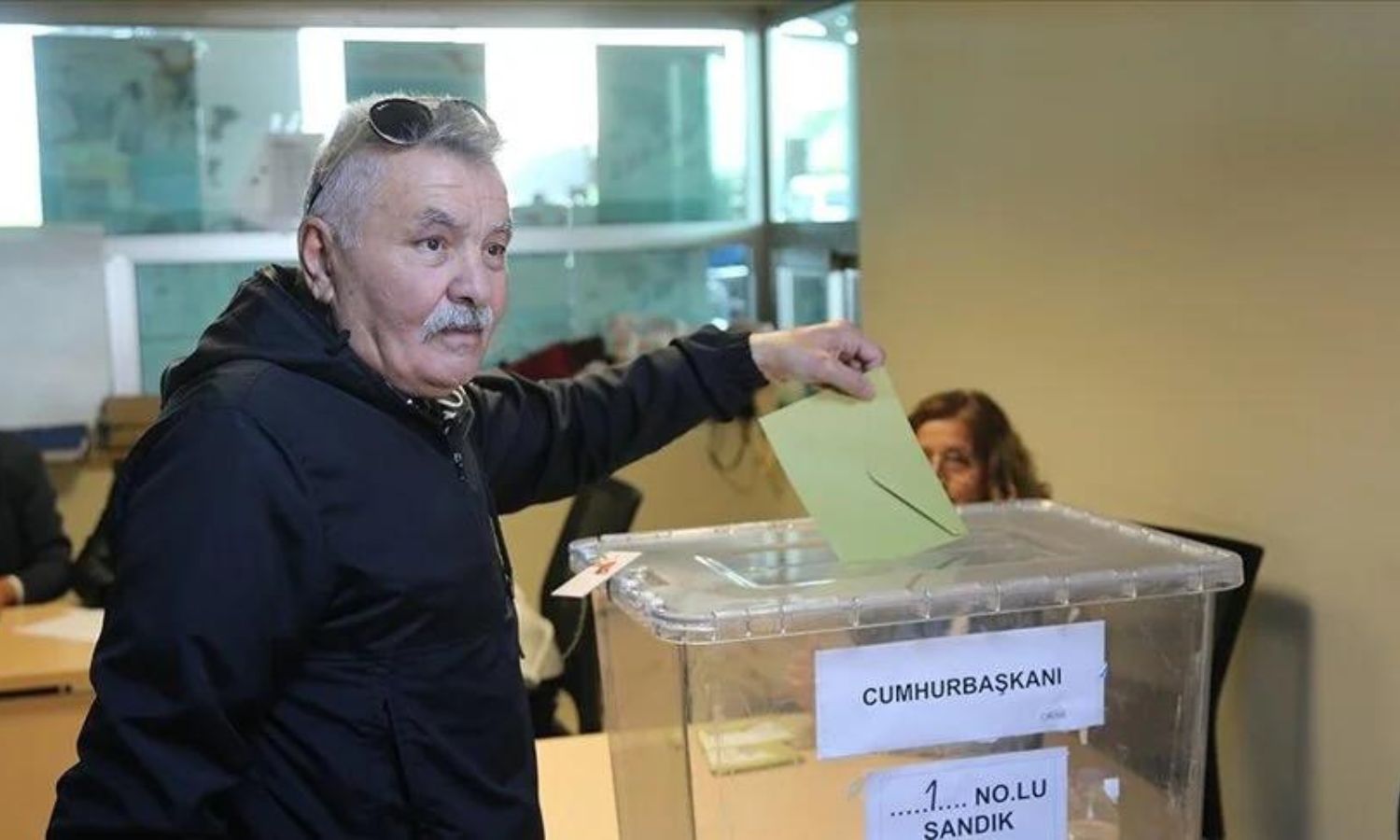 ناخب تركي يدلي بصوته في الانتخابات الرئاسية ضمن مركز اقتراع عند بوابة أدرنة الحدودية- 20 من أيار 2023 (الأناضول)