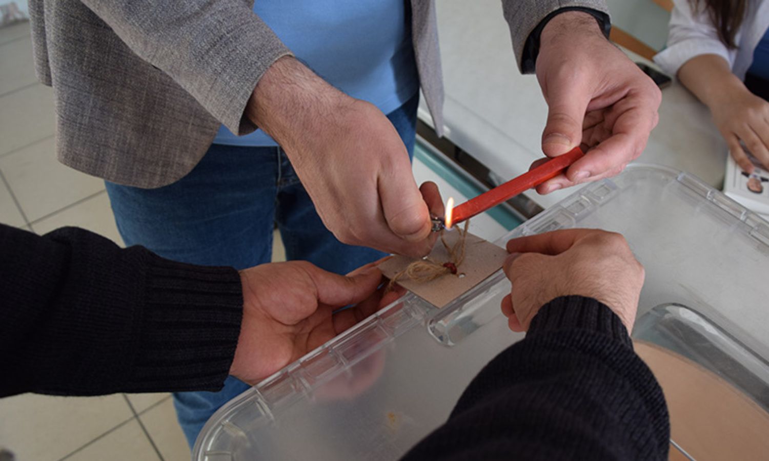 تشميع صندوق اقتراع داخل مركز انتخابي خلال في الانتخابات الرئاسية والبرلمانية في تركيا - 14 من أيار 2023 (الأناضول)