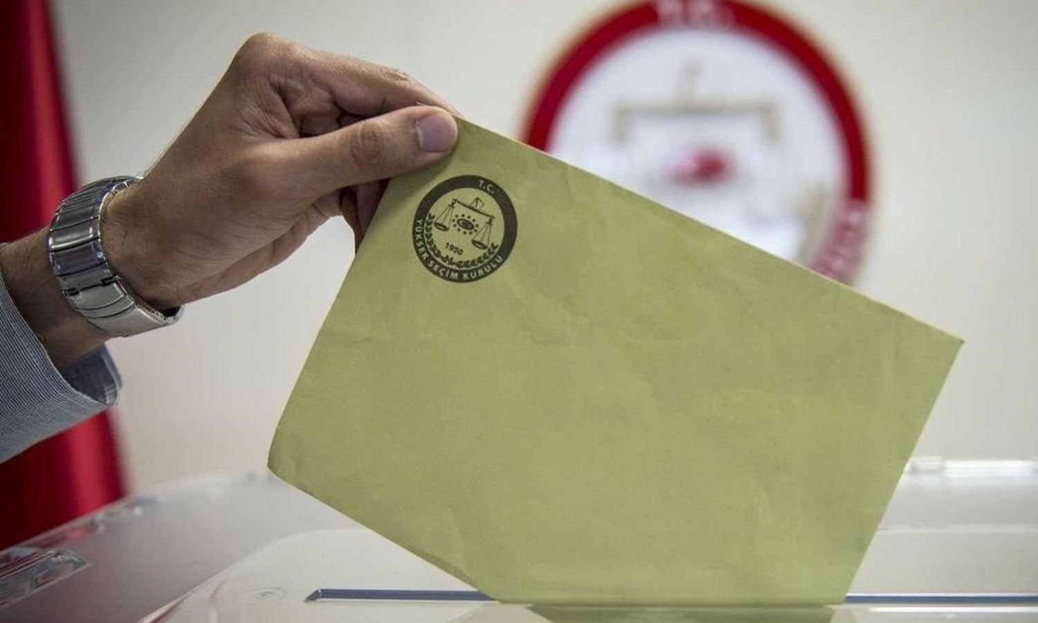 ناخب يضع ورقة في صندوق اقتراع لانتخابات الرئاسة التركية (تعبيرية/ fotomac)