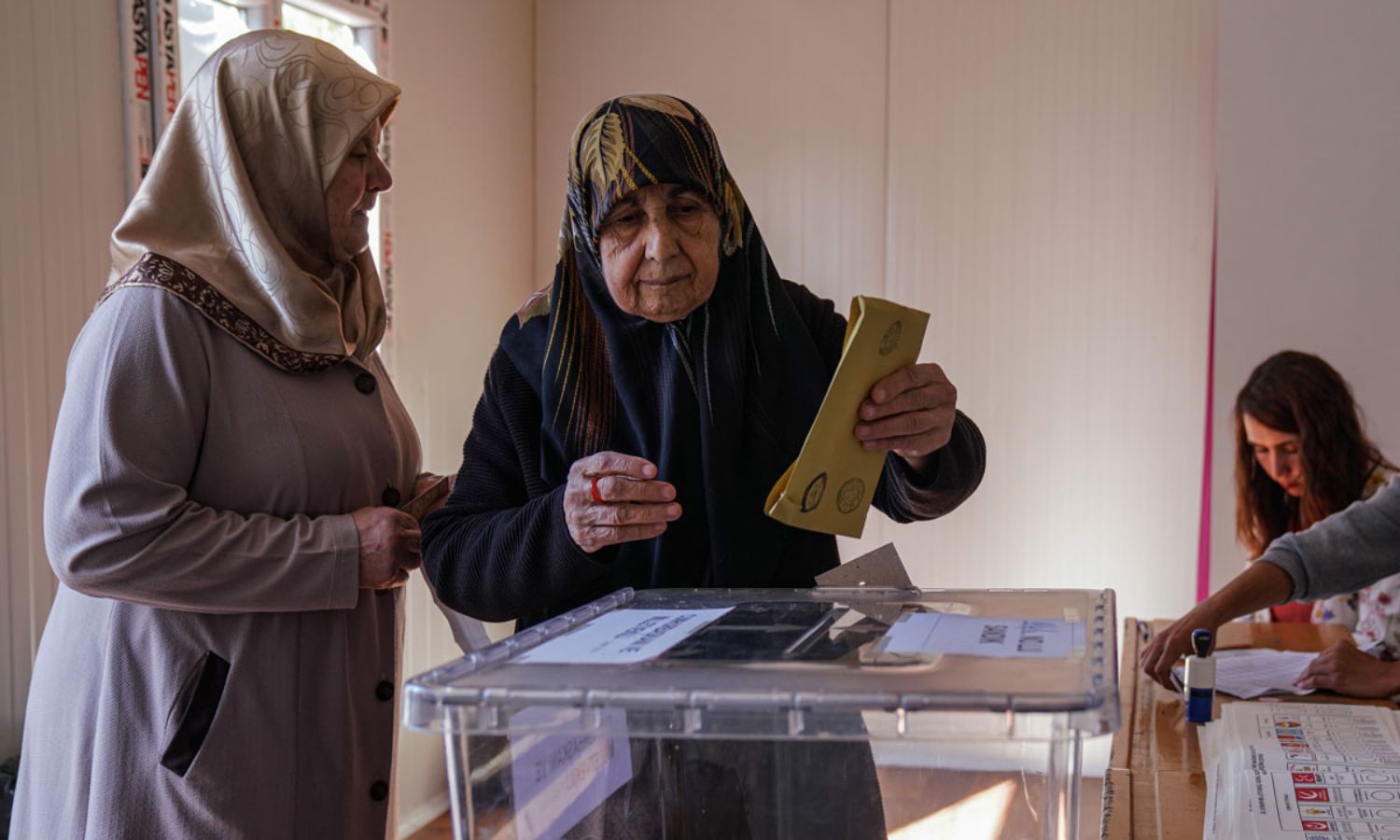ناخبة تدلي بصوتها في الانتخابات الرئاسية والبرلمانية في تركيا ضمن المناطق التي ضربها الزلزال - 14 من أيار 2023 (hurriyet)