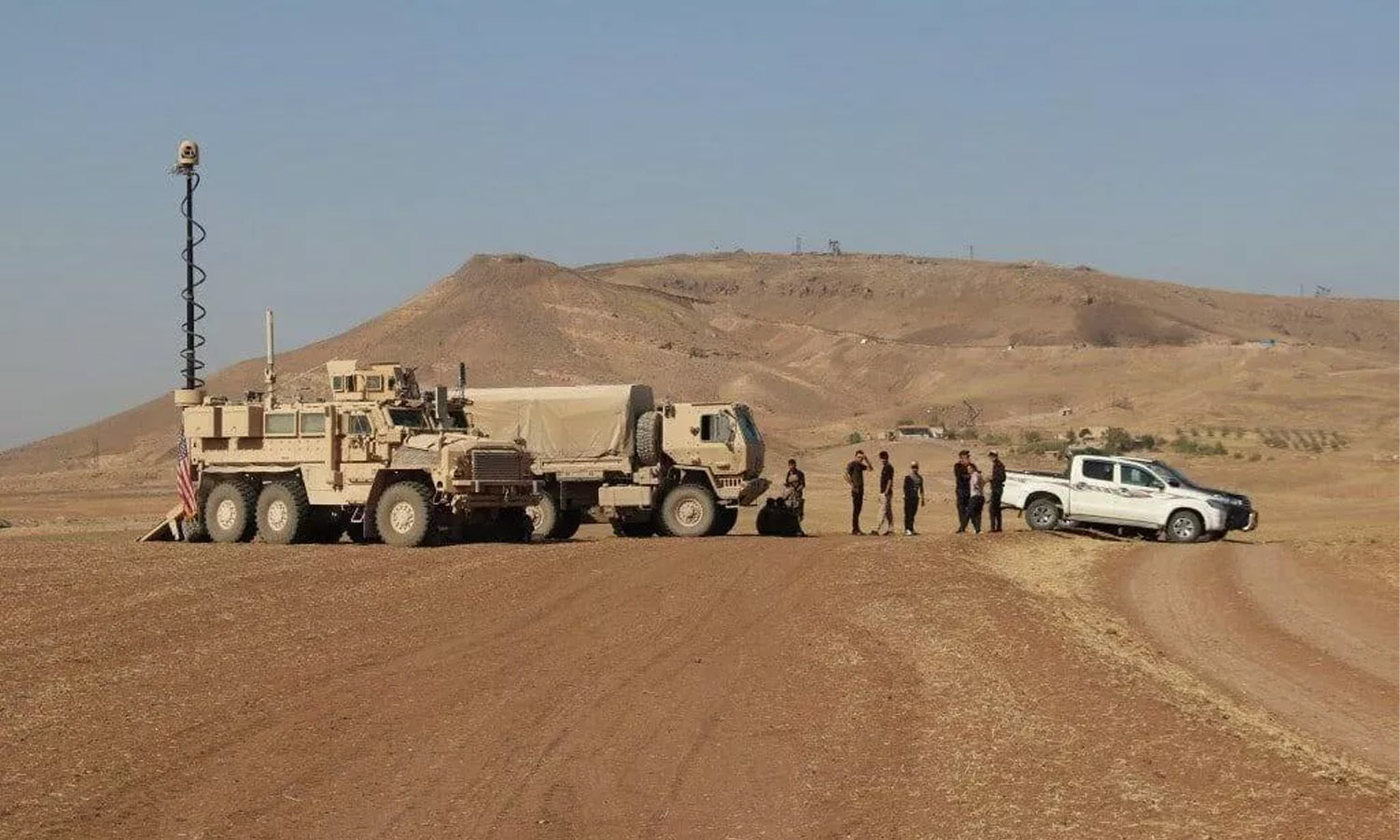 آليات عسكرية أمريكية بجانب سكان محليين في سوريا (سبوتنيك)