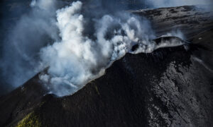 فوهة بركان إتنا الإيطالي خلال ثورانه- 31 آذار 2021 (AFP/ Fabrizio Villa)

