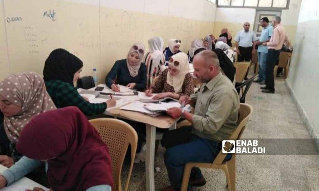 معلمون في مركز دائرة الامتحانات في درعا المحطة، أثناء عملية تصحيح مادة الجغرافيا لشهادة التعليم الأساسي- 19 من حزيران 2023 (عنب بلدي/ سارة الأحمد)