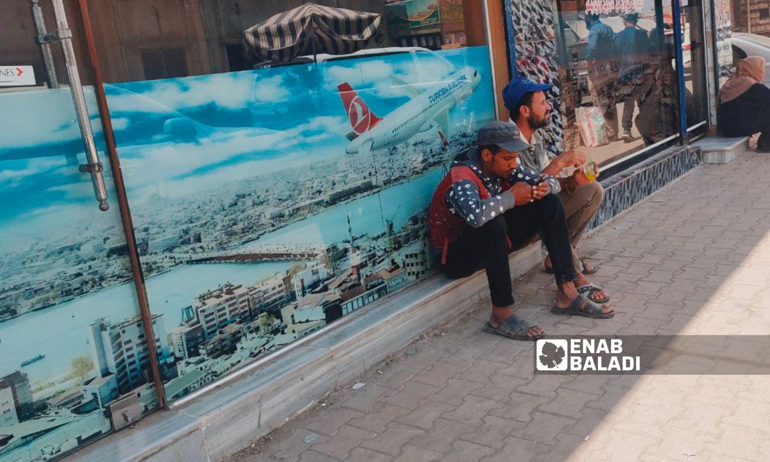 عمال مياومة ينتظرون الحصول على عمل في شارع الحمام بالقامشلي- 20 من حزيران 2023 (عنب بلدي/ مجد السالم)