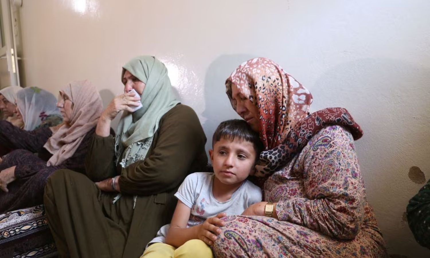 عائلة سورية تبكي ابنها المفقود منذ 14 من حزيران بعد غرق قارب المهاجرين قابلة السواحل اليونانية- 16 من حزيران 2023 (رويترز)