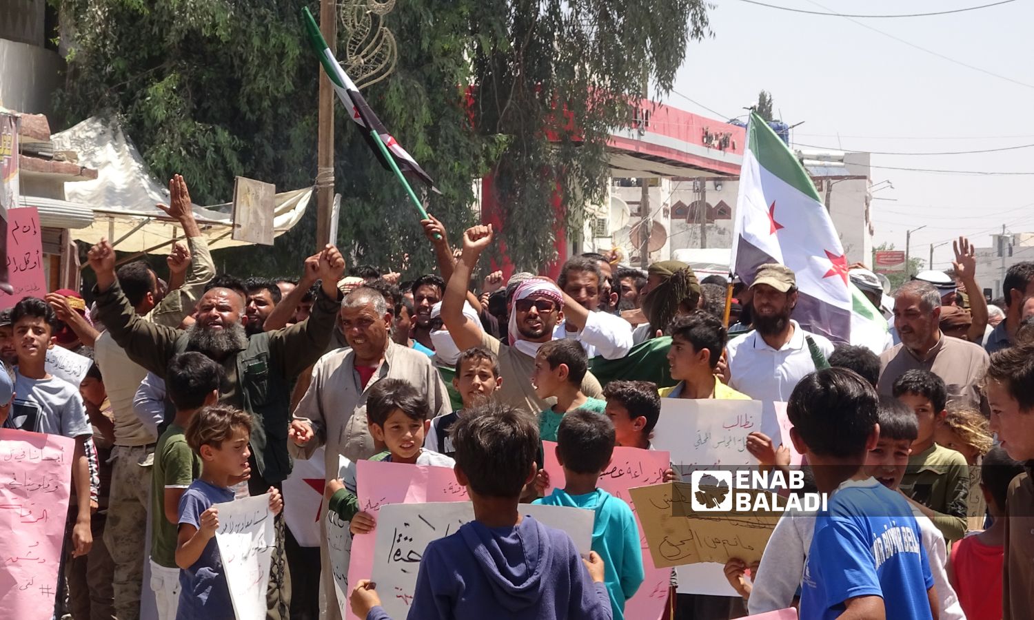 احتجاجات على انخفاض تسعيرة القمح في تل أبيض شمال شرقي سوريا- 14 من حزيران 2023 (عنب بلدي/ حسين شعبو)