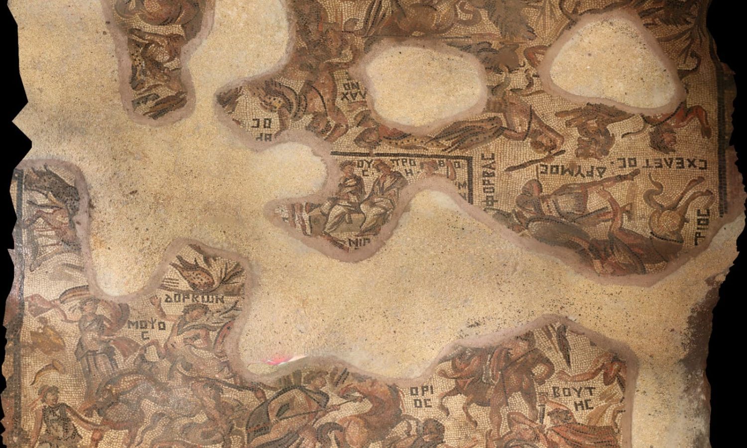 لوحة الفسيفساء الرومانية المكتشفة في مدينة الرستن بريف حمص- 22 حزيران 2023 (المديرية العامة للآثار والمتاحف)