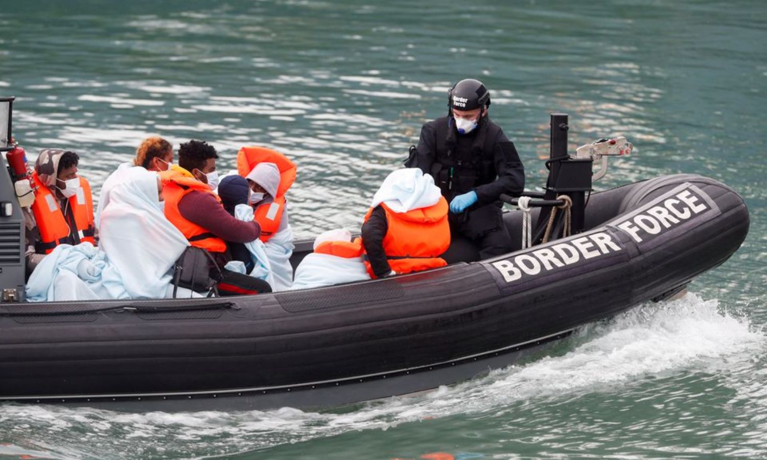 ضباط حرس الحدود يجلبون المهاجرين إلى ميناء "دوفر" على متن قارب ، بعد محاولتهم عبور القناة الإنجليزية- 7 من أيلول 2020 (رويترز)