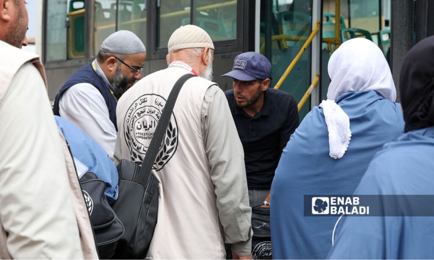 حجاج يتحضرون لركوب حافلة معبر باب الهوى 25 من حزيران 2022 (عنب بلدي- إياد عبد الجواد)
