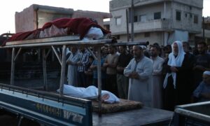أهالي كفر نوران في ريف حلب الغربي يشيعون رجلًا وابنه قتلا خلال قصف لقوات النظام على القرية- 21 من حزيران 2023 (الدفاع المدني السوري)
