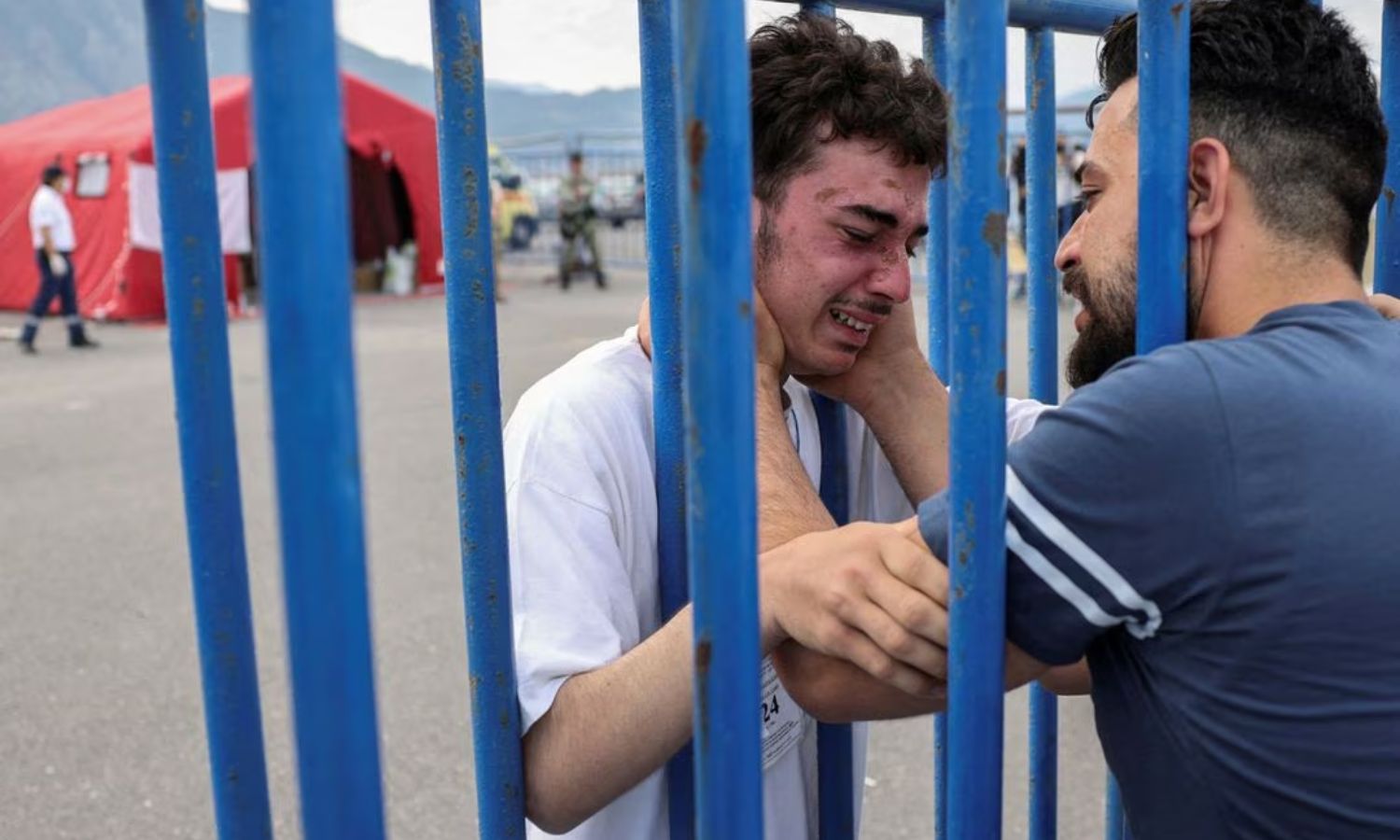 أحد الناجين السوريين بعد غرق القارب قبالة اليونان يلتقي شقيقه الذي جاء لمقابلته من إيطاليا- 16 من حزيران 2023 (رويترز)