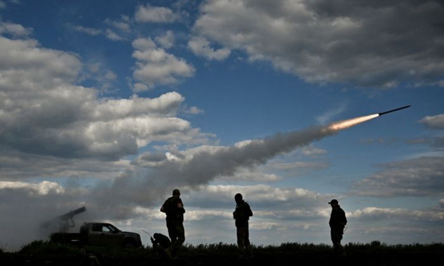 جنود أوكرانيون يطلقون القذائف الصاروخية على القوات الروسية في أحد المحاور المحتملة للهجوم الأوكراني المخطط له (رويترز)
