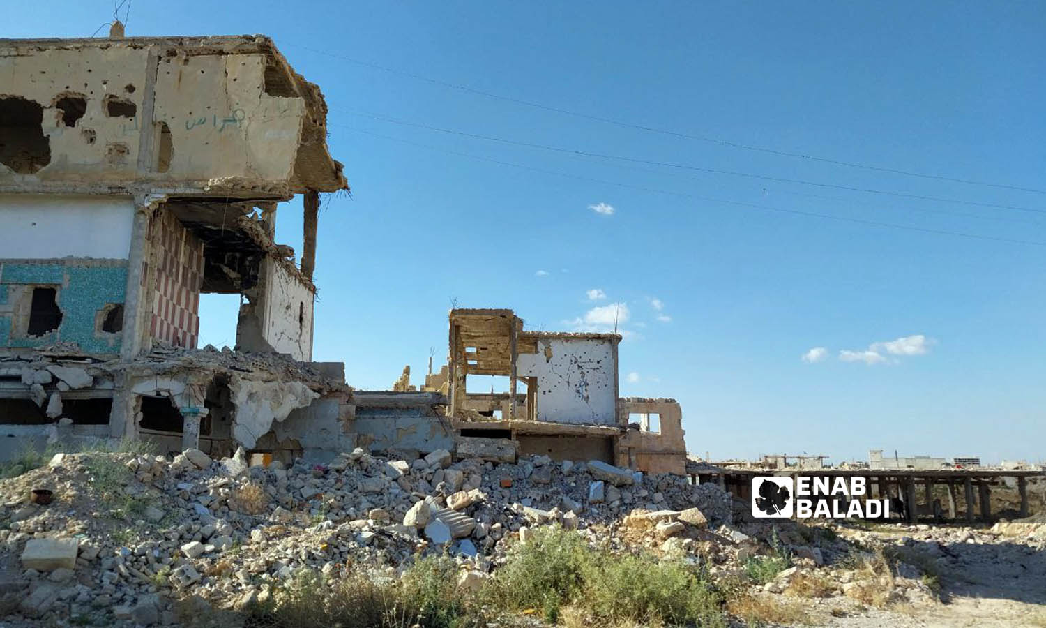أبنية مدمرة بفعل القصف والاشتباكات في حي المنشية بدرعا البلد- 31 أيار 2023(عنب بلدي/ سارة الأحمد)
