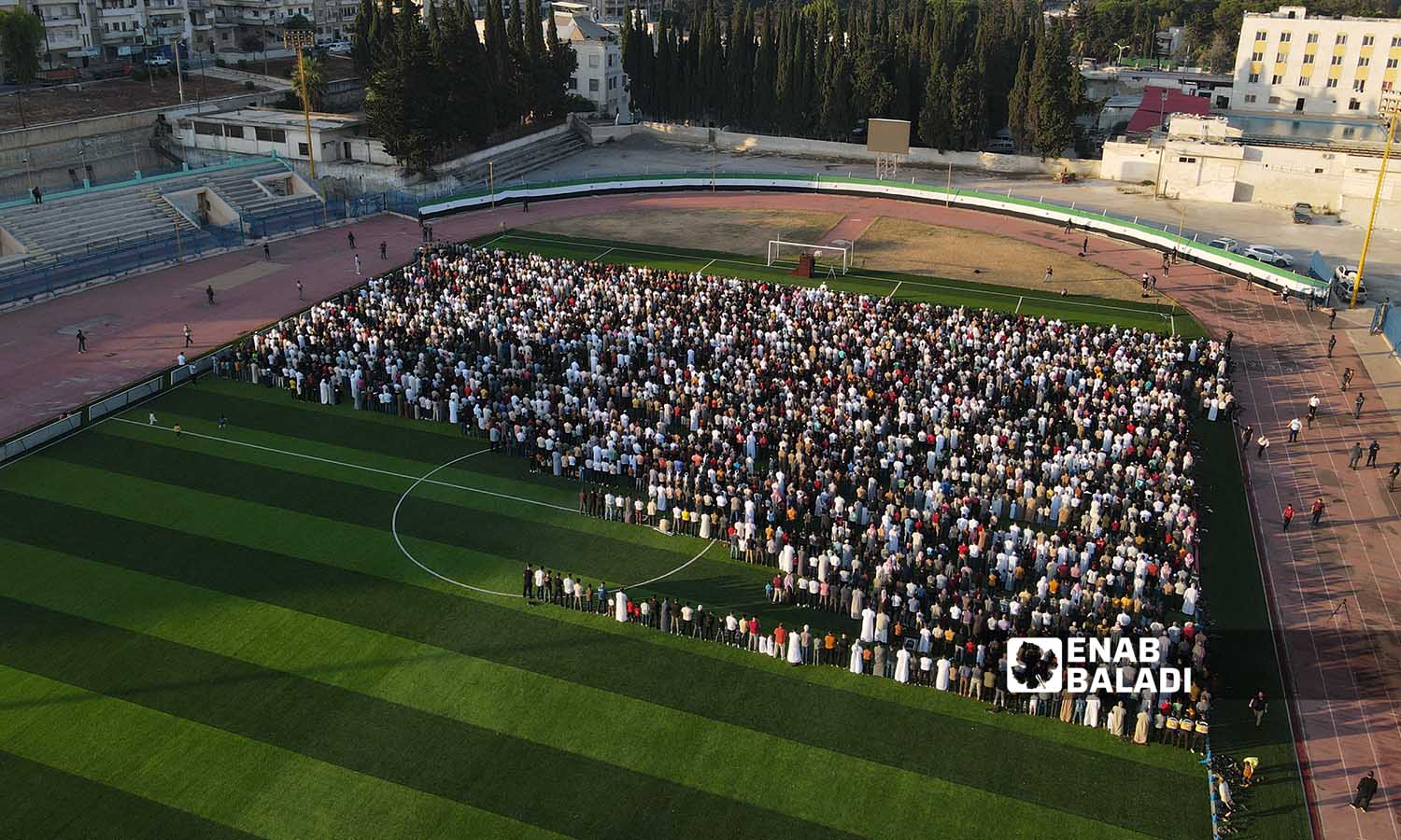 أهالي إدلب يؤدون صلاة عيد الأضحى في الملعب البلدي بمدينة إدلب - 28 حزيران 2023 (عنب بلدي / أنس الخولي)
