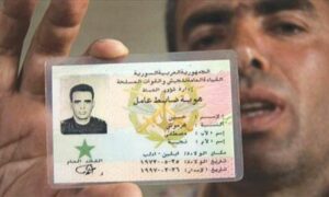 المقدم حسين هرموش رافعًا هويته العسكرية (@ShamBirkdar/ Twitter) 