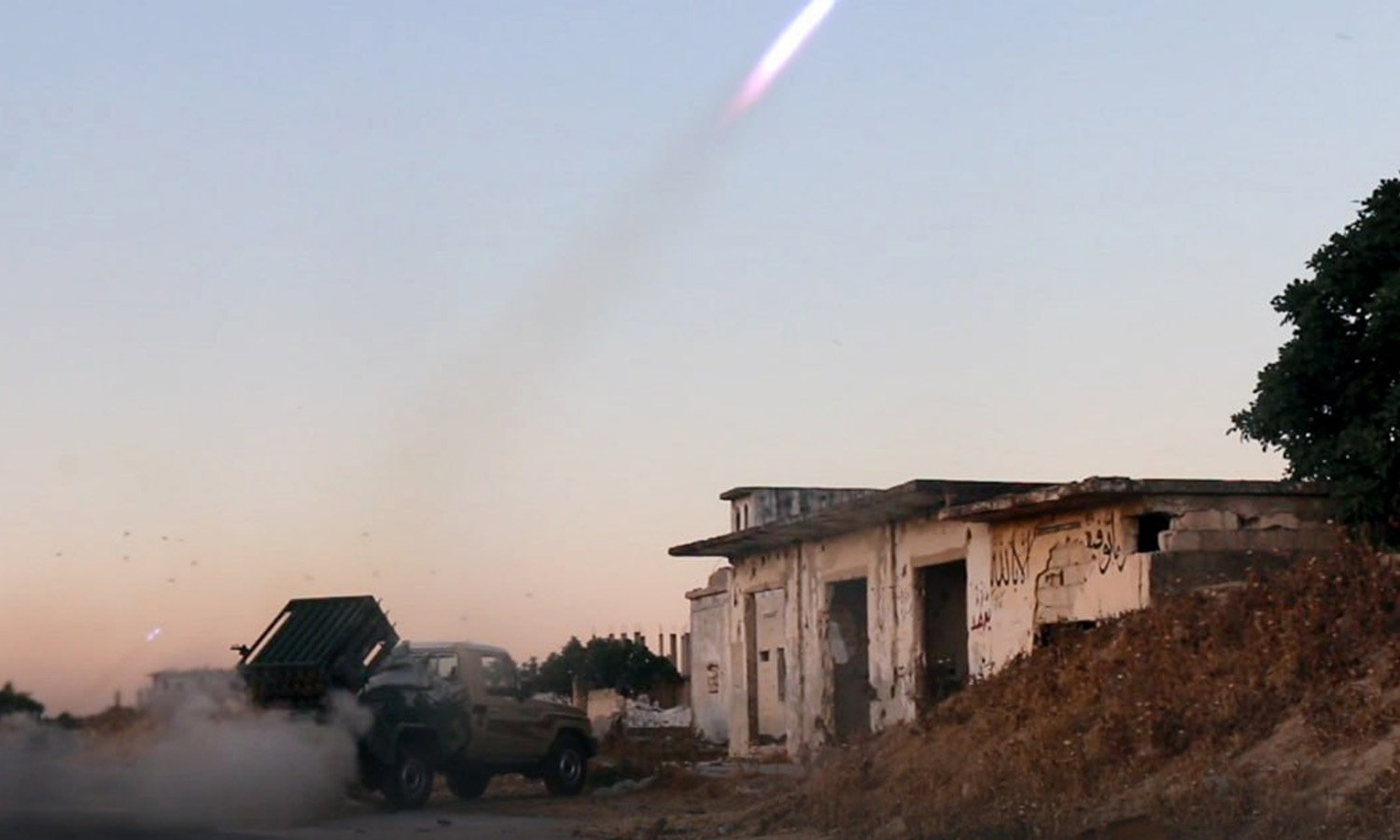 ردت فصائل المعارضة المسلحة على القصف الروسي باستهداف مواقع قوات النظام السوري بريف حماة الشمالي بصواريخ كاتيوشا- 26 جزيران 2023 (أمجاد)