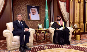 وزير الخارجية الأمريكي أنتوني بلينكن (يسار) خلال لقاء مع ولي العهد السعودي محمد ابن سلمان (يمين) (رويترز)