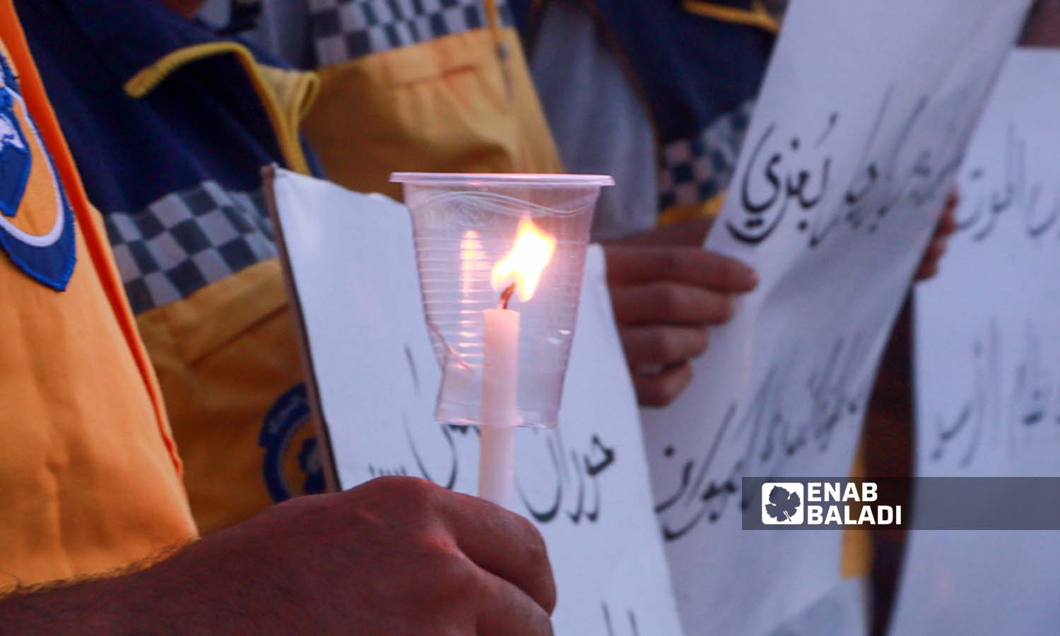  متطوعو الدفاع المدني السوري في مدينة إدلب يشعلون الشموع حداداً على أرواح الضحايا الذين غرقوا في قارب الموت على سواحل اليونان- 18 حزيران 2023 (عنب بلدي- أنس الخولي)