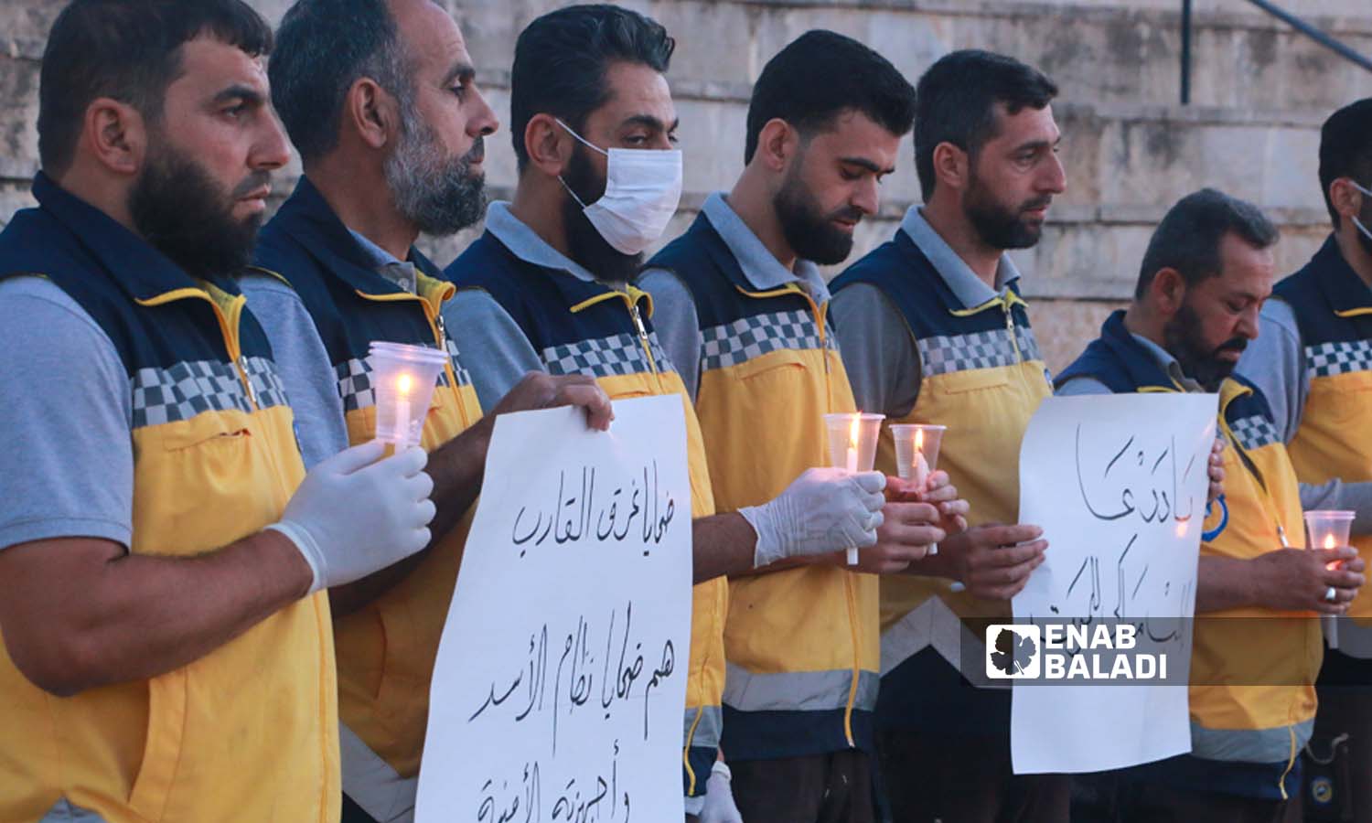  متطوعو الدفاع المدني السوري في مدينة إدلب يشعلون الشموع حداداً على أرواح الضحايا الذين غرقوا في قارب الموت على سواحل اليونان- 18 حزيران 2023 (عنب بلدي- أنس الخولي)